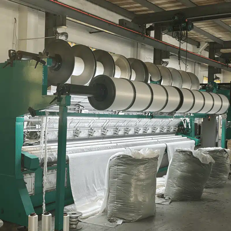 La machine à filets de pêche en nylon fonctionne