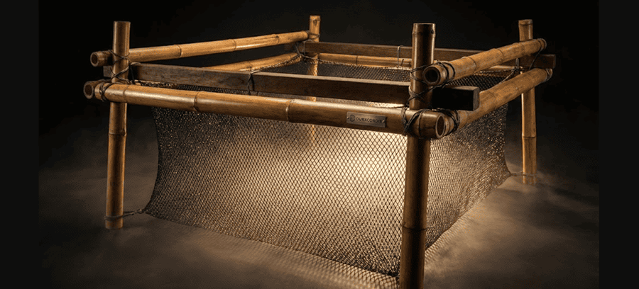Duracordix – Ihr zuverlässiger Lieferant für Hochleistungs-Kunststoffseile und -netze | Die 4 wichtigsten Fischkäfigtypen für die Aquakultur A DURACORDIX small-scale aquaculture pen featuring a natural bamboo and timber frame with fine mesh netting, designed for sustainable traditional fish farming