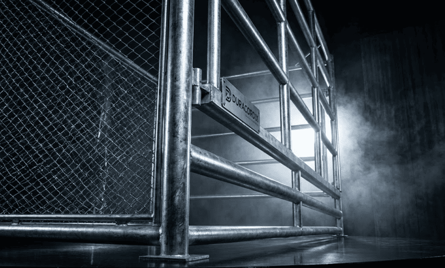 Duracordix – Ihr zuverlässiger Lieferant für Hochleistungs-Kunststoffseile und -netze | Die 4 wichtigsten Fischkäfigtypen für die Aquakultur heavy-duty galvanized steel cage frame featuring reinforced metal piping and a secure chain-link mesh panel