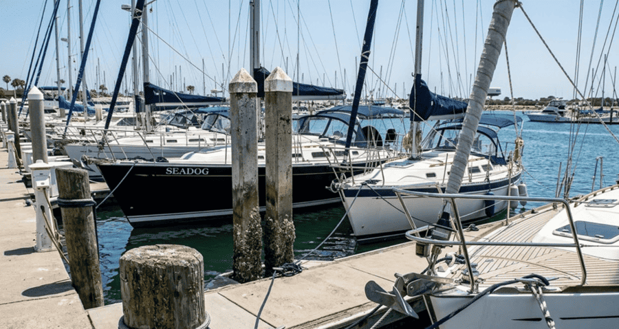 Duracordix - Your Trusted Supplier for High-Performance Synthetic Rope & Netting | HMPE vs. Nylon vs. Polyester vs. PP – How to Choose the Right Mooring Rope Material Sailboats at a marina secured with DURACORDIX premium dock lines, highlighting UV-resistant and high-flexibility synthetic fiber ropes for yachting