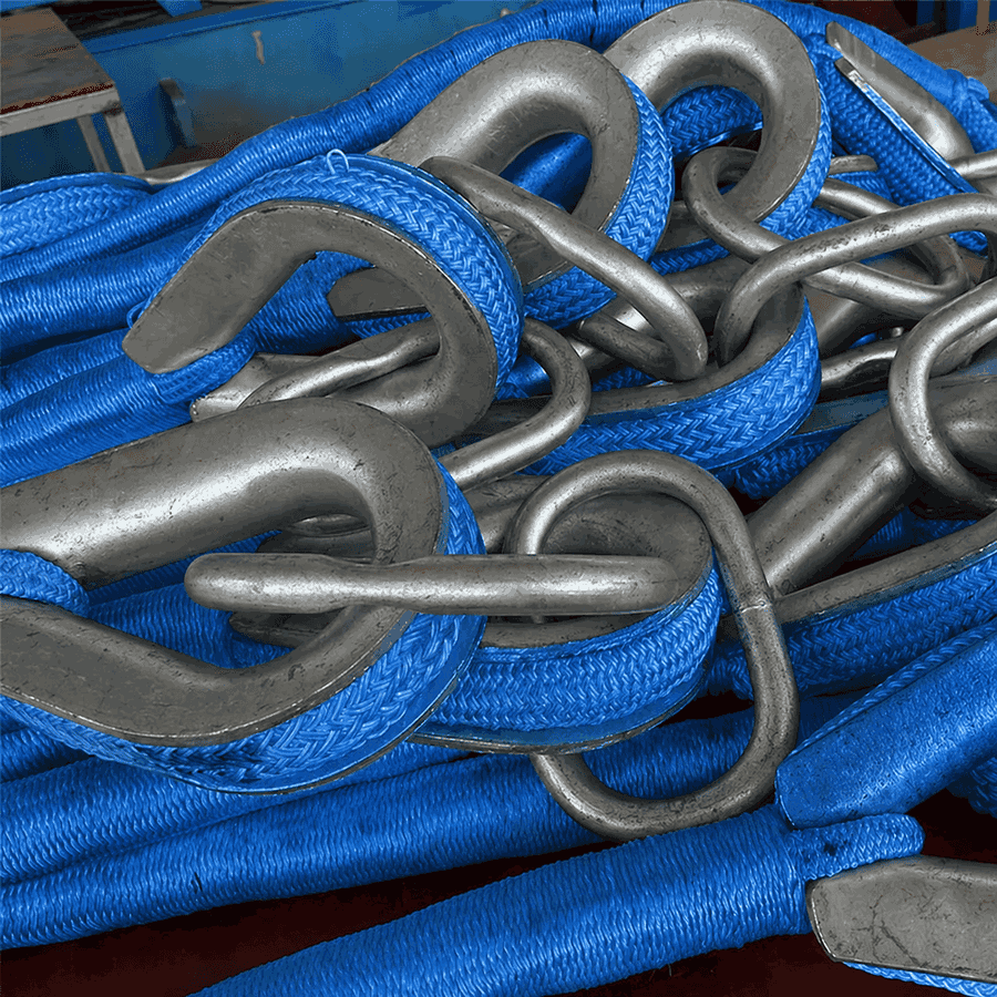 Duracordix – Ihr zuverlässiger Lieferant für Hochleistungsseile und -netze aus synthetischen Materialien | So wählen Sie Festmacherleinen für Bergungs- und Schleppvorgänge aus Hochleistungsfähige blaue synthetische Festmacherleinen sind in einer industriellen Umgebung mit großen verzinkten Metallhaken und -gliedern verflochten.