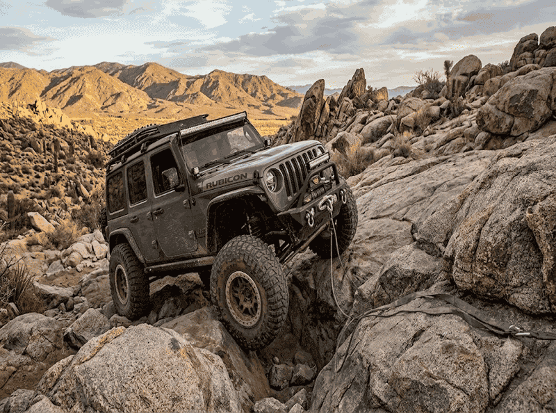 Escena de rescate en terreno rocoso donde un Jeep sortea rocas empinadas, lo que demuestra la necesidad de un sistema de rescate con cabrestante Duracordix, cuerda sintética y equipo de rescate todoterreno.