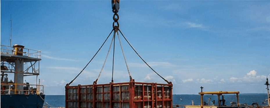 Container hàng ngoài khơi được nâng lên bằng dây cáp tổng hợp trong các hoạt động nâng hạ trên biển.
